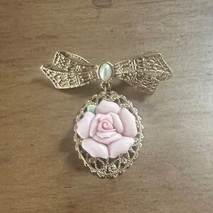 Vintage 1928 Collection Gold Tone Bow Faux Pearl Porcelain Rose Brooch
